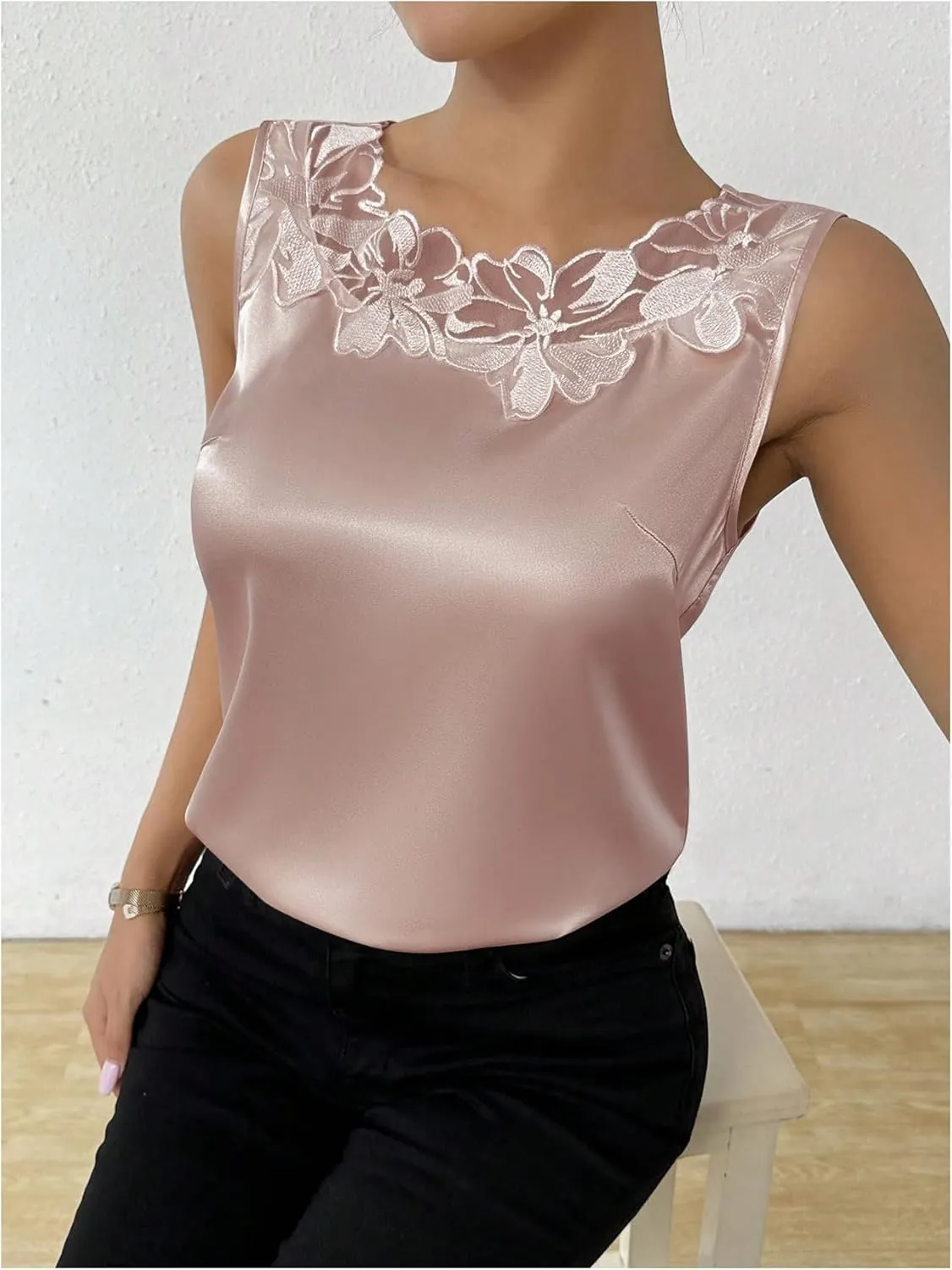SweatyRocks Women's Satin Contrast Lace Crew Neck Sleeveless Blouse Appliques Summer Tank Tops